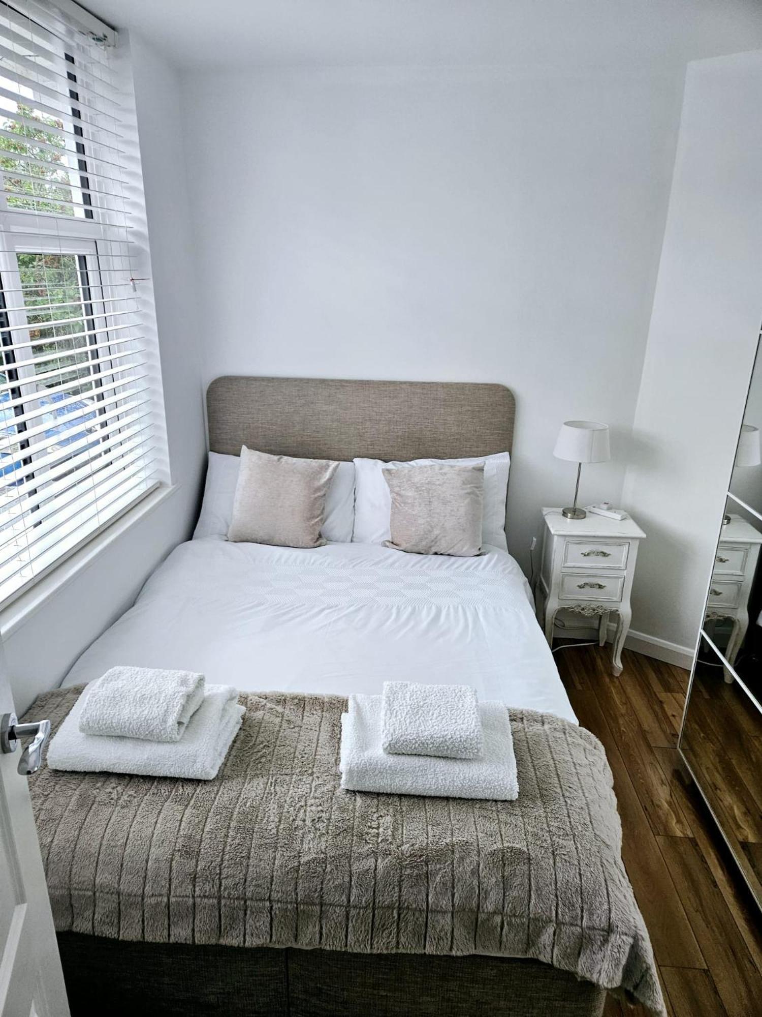 Knollmead House Villa Surbiton Bagian luar foto