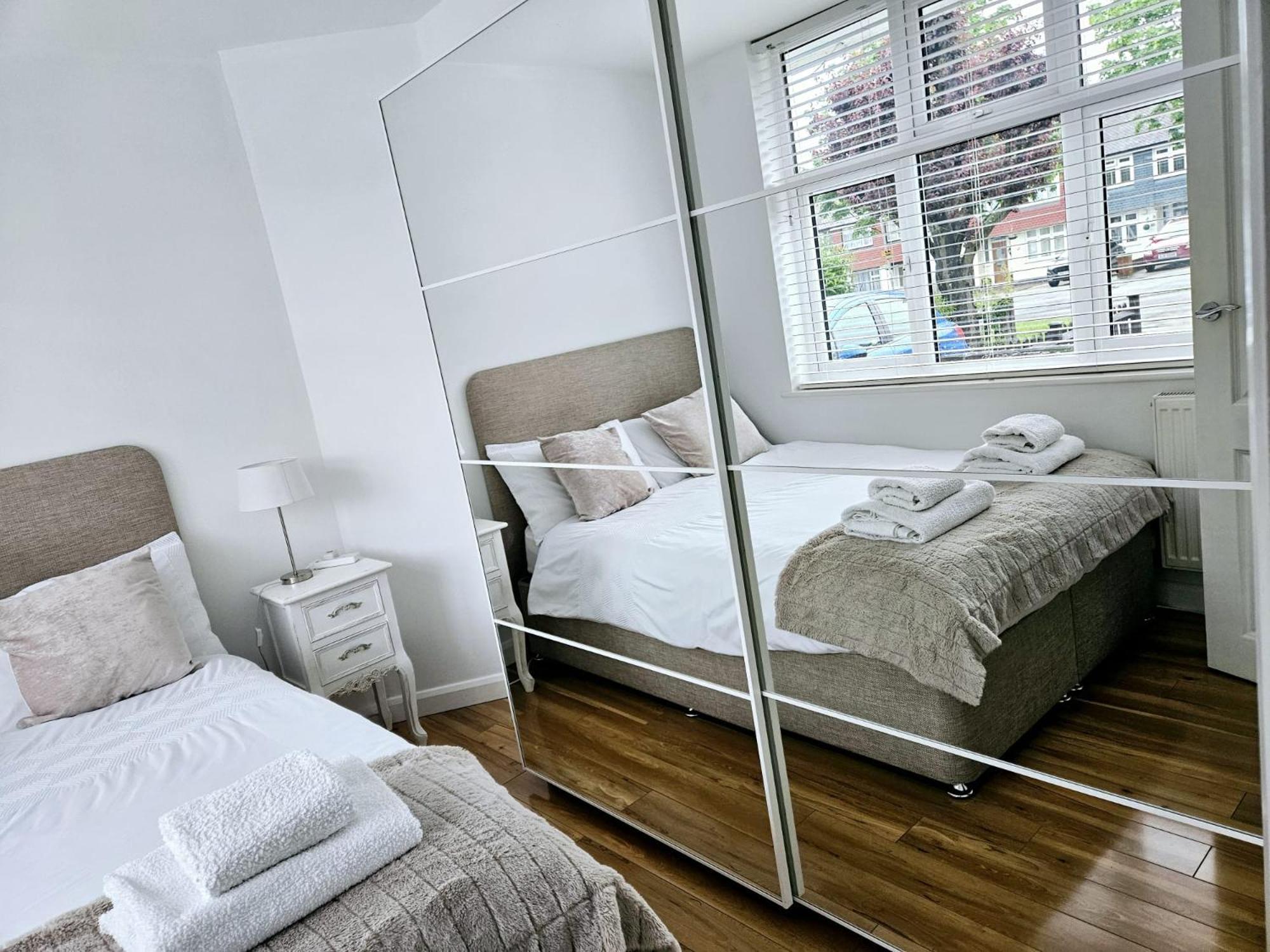 Knollmead House Villa Surbiton Bagian luar foto